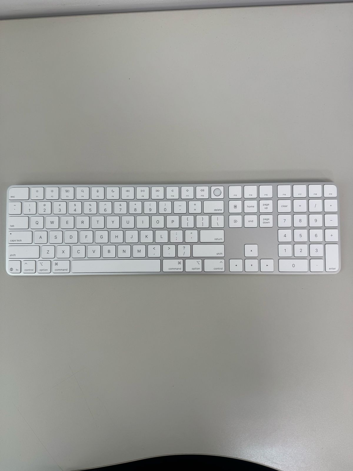Magic Keyboard com Touch ID e teclado numérico - Branco - Cabo USB‑C - Seminovo